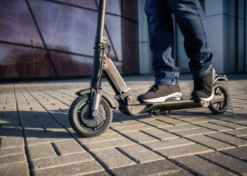 Policía Local recomienda extremar las medidas de seguridad vial a los conductores de patinetes eléctricos