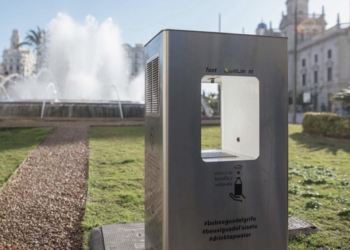 Las fuentes municipales de agua refrigerada baten récords y dispensan más de 124.000 litros en los meses de julio y agosto