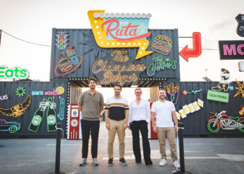 El alcalde de Torrevieja inaugura The Champions Burger y prueba las mejores hamburguesas del país