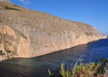 Los secretos de la Bahía alteana: leyendas entre mar y acantilados
