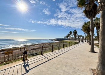 Se inicia la reforma de las barandillas de los paseos marítimos de Playa Flamenca y La Zenia