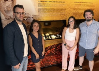 El Museo Dámaso Navarro incorpora una nueva vitrina con restos reproducidos en 3D de los primeros testimonios humanos de Petrer