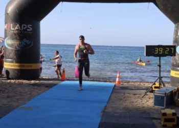 Miguel Bou, con nuevo record de la prueba, y Alexandra Bollella, se imponen en la XXIII Travesía a Nado de L’Illa