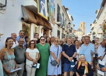 Llega el jueves a l’Alfàs la exposición Balconades con 52 oleos recorriendo la fachada del casco antiguo