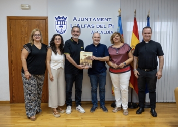 El alcalde de l’Alfàs del Pi da la bienvenida al nuevo párroco Juan Vicente Ferrando Molines