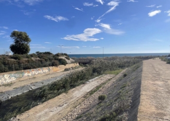 Alicante despeja los ojos de los puentes de la N332 y Cercanías en Aguamarga