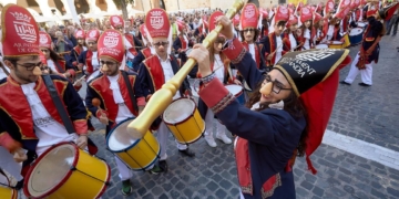 Banda del Tio de la Porra en la plaza del Ayuntamiento | Natxo Francés
