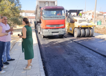 El Ayuntamiento asfalta vías por todo el término municipal de Orihuela