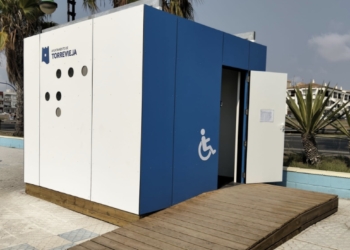 Torrevieja adjudica el contrato de limpieza y mantenimiento de aseos en las playas