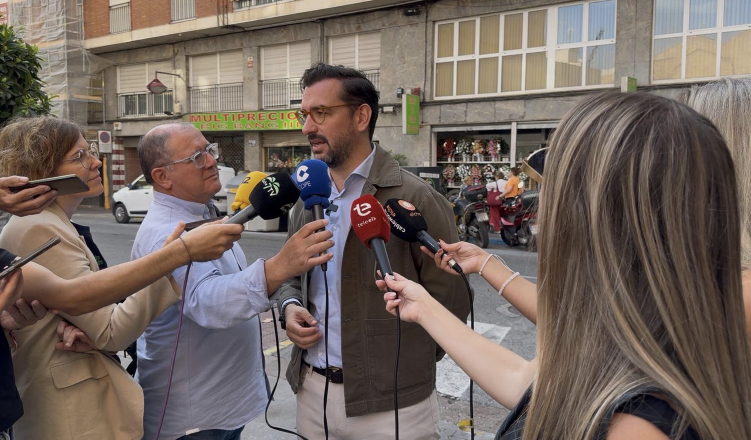 El Ayuntamiento trabaja en un estudio para reducir el volumen de tráfico en la calle Ángel