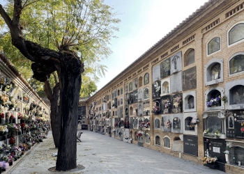 Los cementerios de València abren al público con un horario especial por la festividad de Todos los Santos