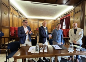 Rafael Valls dona a Alcoy la marcha conmemorativa del 750 aniversario del patronazgo de Sant Jordi