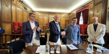 Rafael Valls dona a Alcoy la marcha conmemorativa del 750 aniversario del patronazgo de Sant Jordi