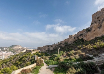 La Policía Local rescata a un hombre de 78 años que sufrió una caída en el Benacantil