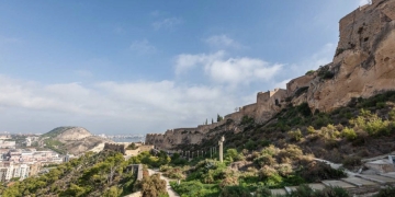 La Policía Local rescata a un hombre de 78 años que sufrió una caída en el Benacantil