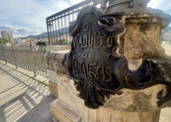Alcoy repone las placas artísticas del Viaducto de Canalejas tras su sustracción