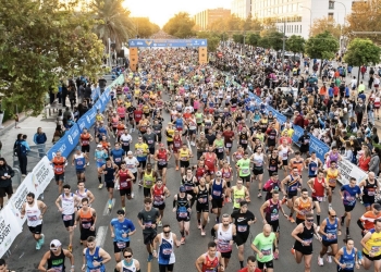 Miles de atletas venidos de todo el mundo disfrutan del Medio Maratón València