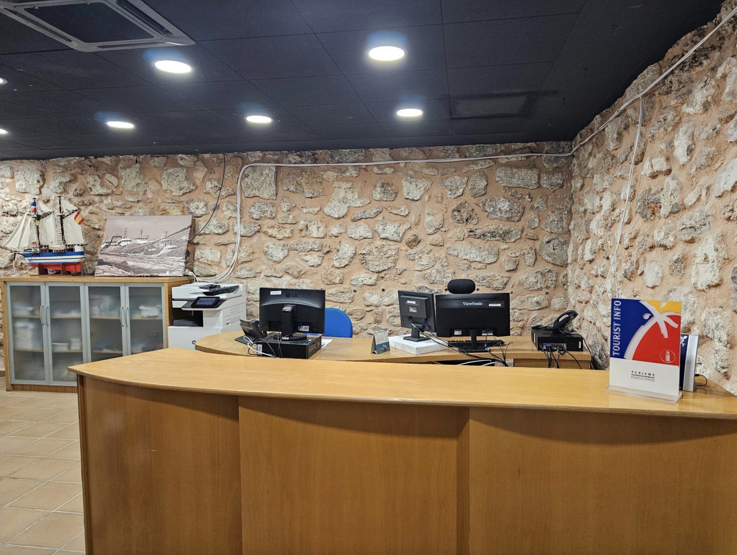 Las oficinas de turismo de Santa Pola renuevan con éxito la Q de Calidad Turística