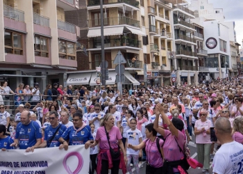 Más blanca que nunca, la ‘marea rosa’ de Anémona recorre solidaria Benidorm