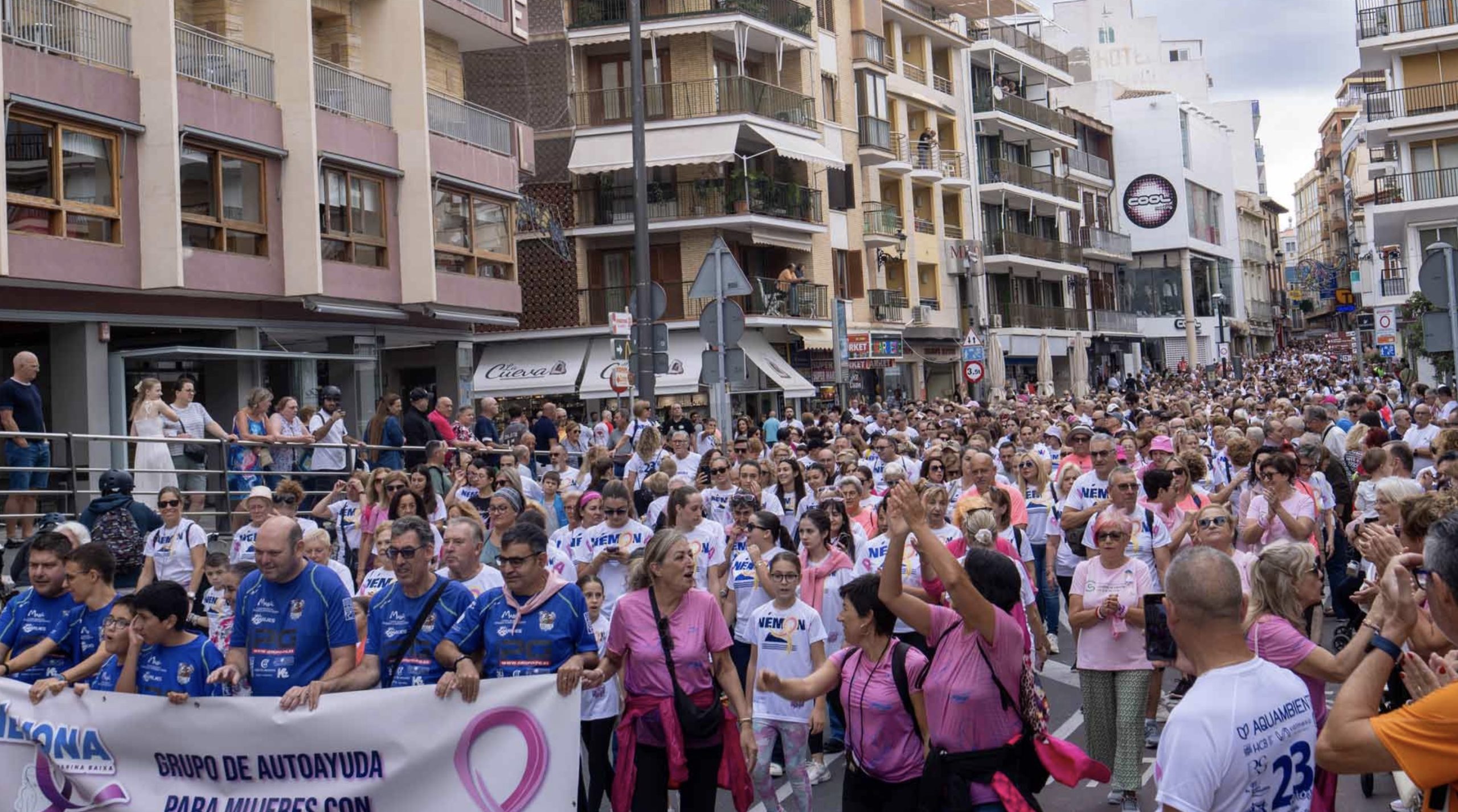 Más blanca que nunca, la ‘marea rosa’ de Anémona recorre solidaria Benidorm