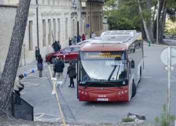 Alcoy habilita un servicio especial de autobús al Cementeri por Todos los Santos