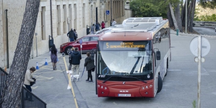 Alcoy habilita un servicio especial de autobús al Cementeri por Todos los Santos