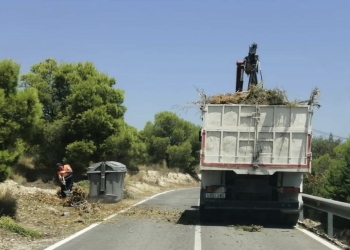 Alicante duplica los medios para la recogida de escombros, enseres y poda abandonados