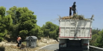 Alicante duplica los medios para la recogida de escombros, enseres y poda abandonados