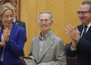 José Luis Sarrió García recibe el reconocimiento como Vecino Ejemplar de Benidorm 2025