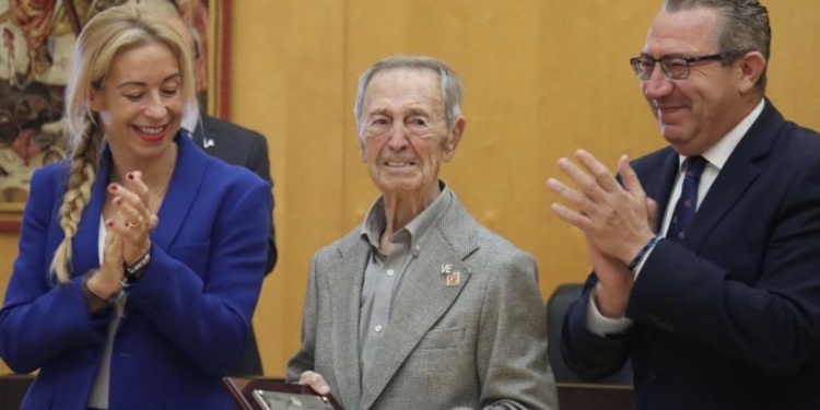 José Luis Sarrió García recibe el reconocimiento como Vecino Ejemplar de Benidorm 2025