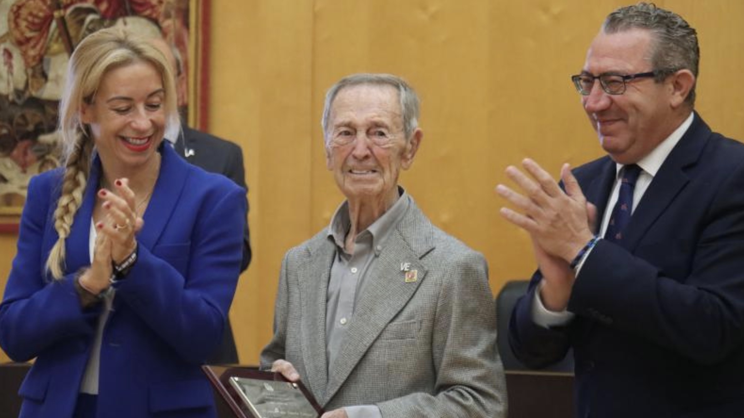 José Luis Sarrió García recibe el reconocimiento como Vecino Ejemplar de Benidorm 2025