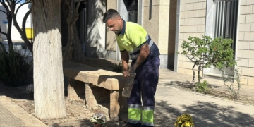 Campaña especial de mantenimiento y plantación de flores en los cementerios de Torrevieja y La Mata