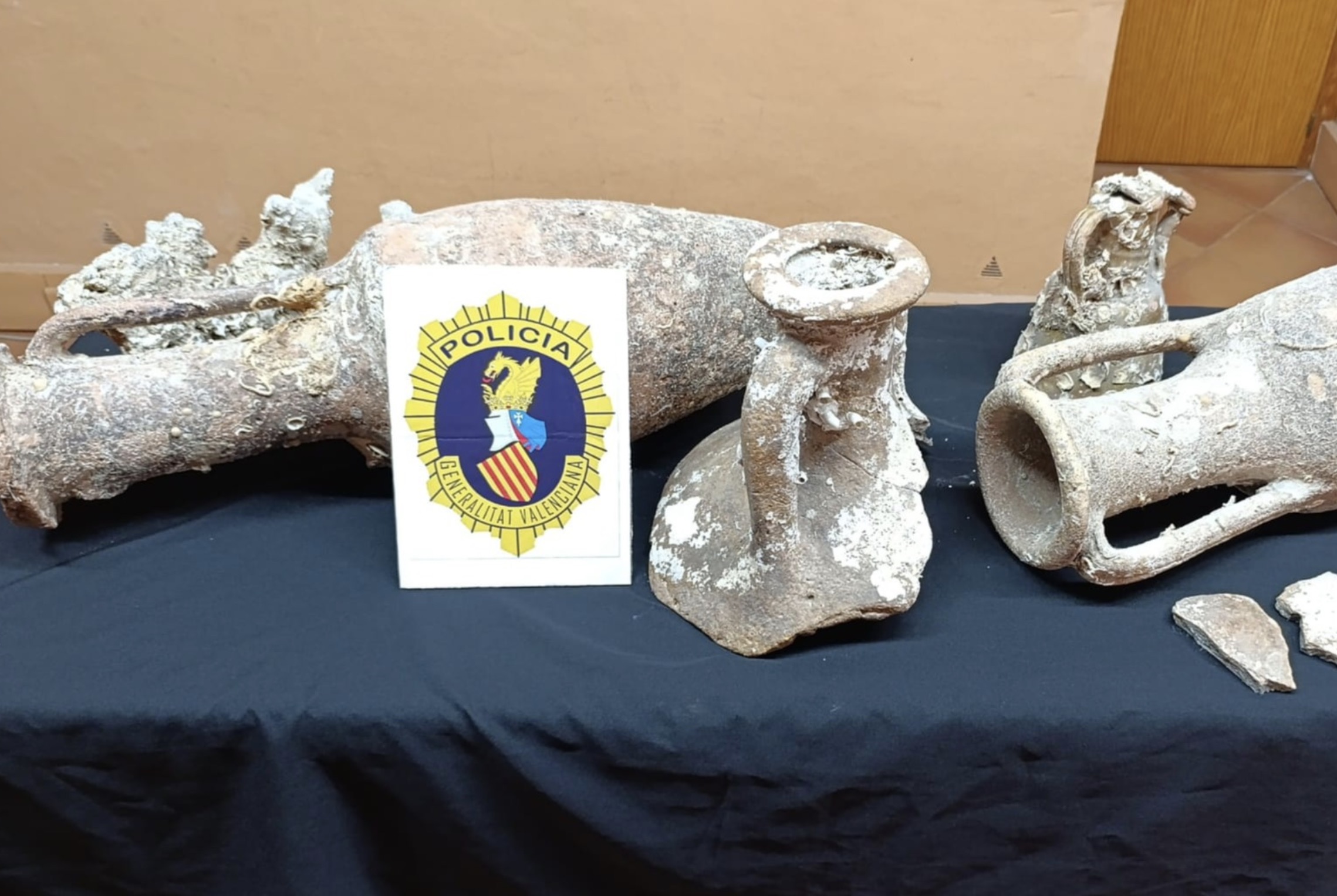 La Policía de la Generalitat recupera tres ánforas romanas y restos arqueológicos en Elche y Santa Pola