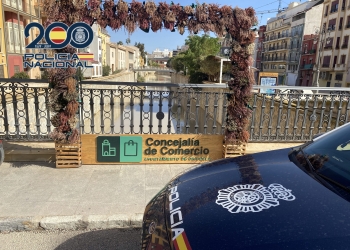 La Policía Nacional detiene a la trabajadora de una tienda de ropa que sustrajo durante años ropa del comercio por valor cercano a 30.000 euros