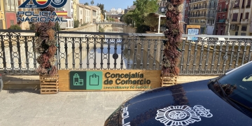 La Policía Nacional detiene a la trabajadora de una tienda de ropa que sustrajo durante años ropa del comercio por valor cercano a 30.000 euros