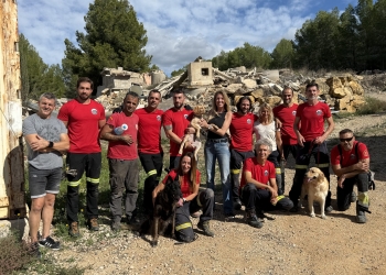 Los bomberos de Valencia entrenan sus perros de rescate en La Nucía