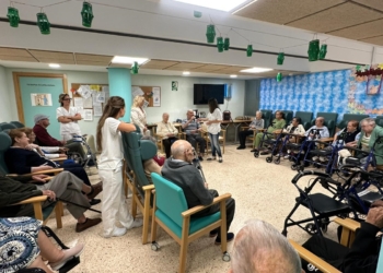 La directora general del IVASS resalta el papel de los centros de día