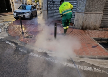 Urbaser redobla esfuerzos en la limpieza de orines en las calles