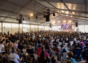 Un millar de personas se dan cita en los concursos de paellas y playbacks de l’Alfàs del Pi