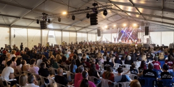 Un millar de personas se dan cita en los concursos de paellas y playbacks de l’Alfàs del Pi