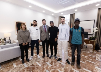 El alcalde de Gandia recibe los cuatro jóvenes que salvaron la vida de una mujer en el puerto para reconocerles su gesto heroico