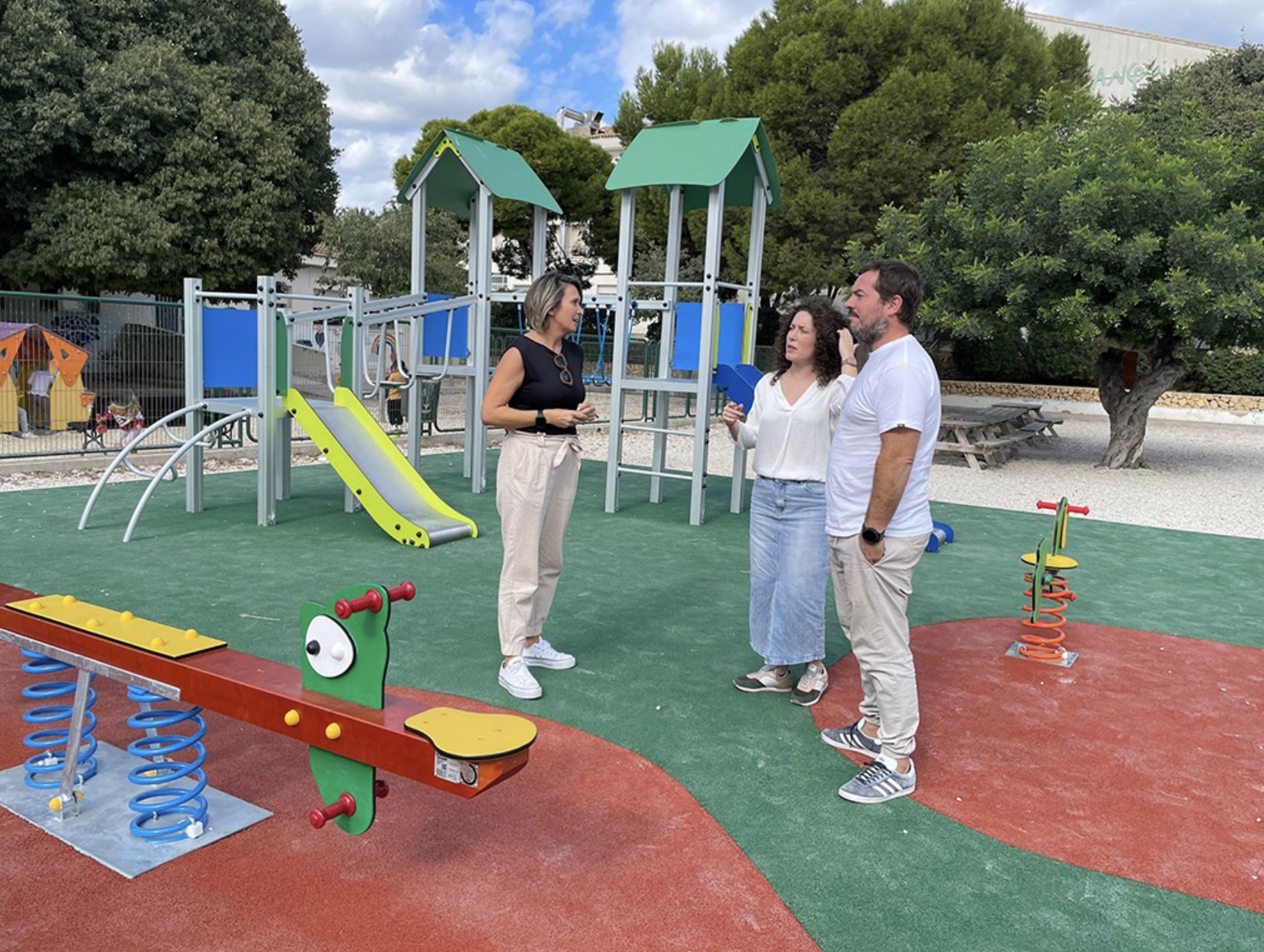 El Ayuntamiento renueva el parque del CEIP El Blanquinal