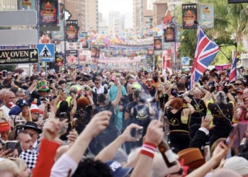 Miles de británicos toman el relevo y llenan de disfraces las calles de Benidorm con la ‘Fancy Dress Party’