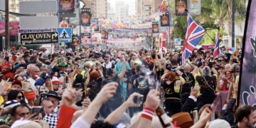 Miles de británicos toman el relevo y llenan de disfraces las calles de Benidorm con la ‘Fancy Dress Party’