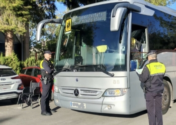 La Policía Local de Elda se suma a la campaña de control de autobuses de transporte escolar