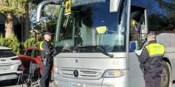 La Policía Local de Elda se suma a la campaña de control de autobuses de transporte escolar