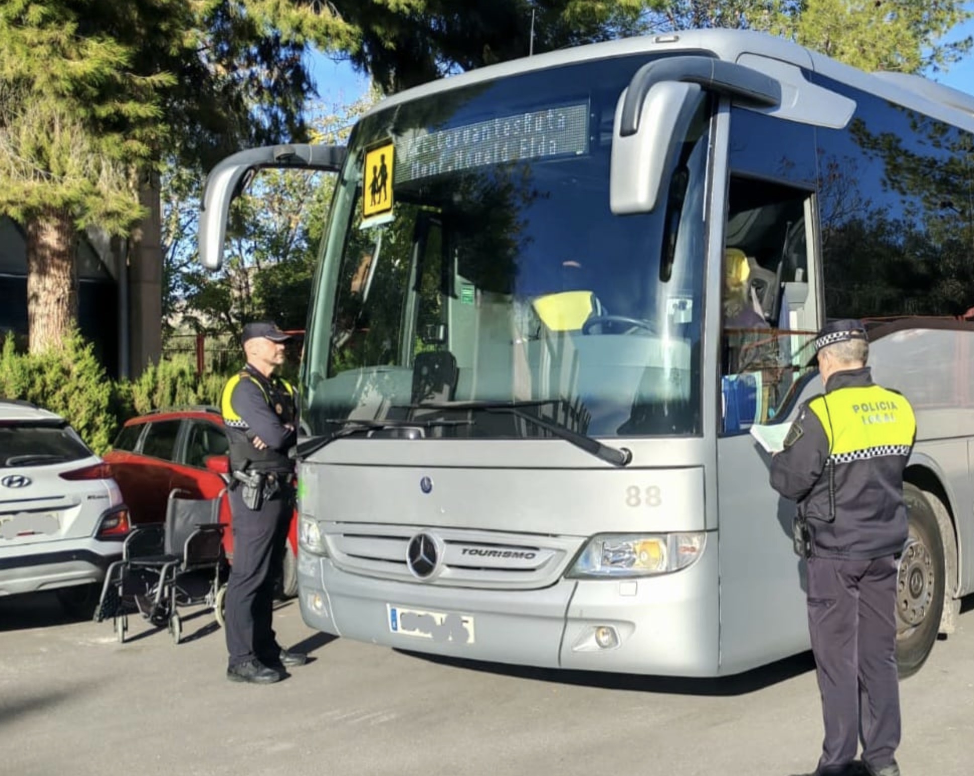 La Policía Local de Elda se suma a la campaña de control de autobuses de transporte escolar