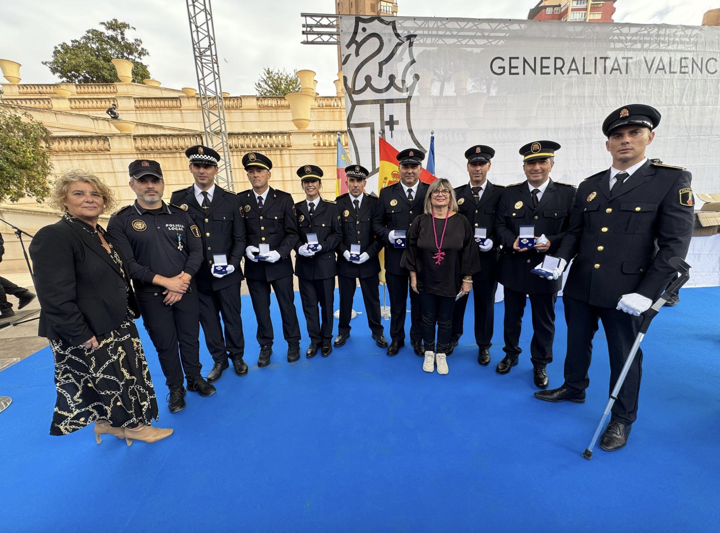 Nueve policías locales de Santa Pola han recibido la condecoración de la Generalitat Valenciana