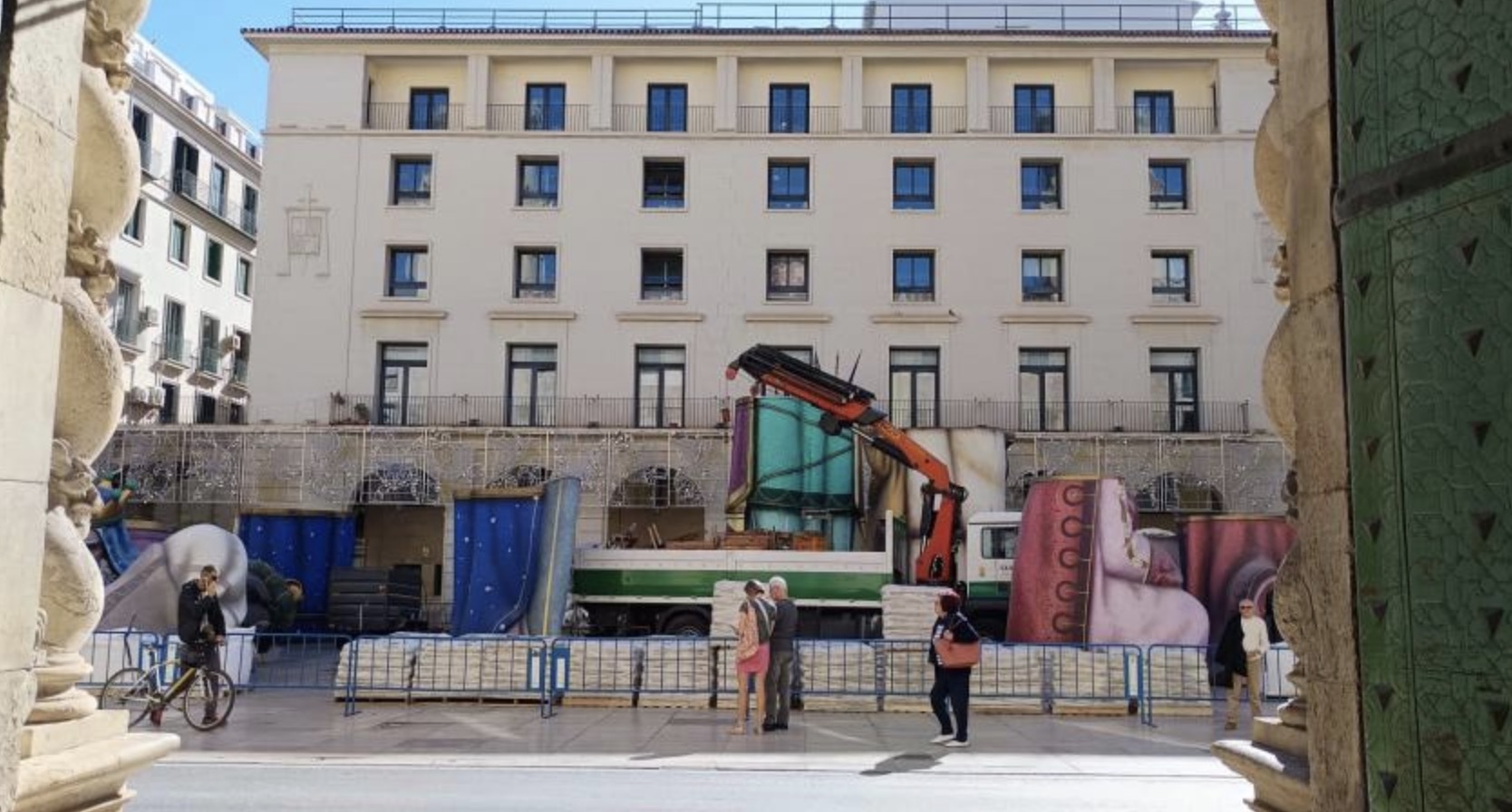 La Navidad arranca en Alicante con la instalación del Belén Monumental y los Nacimientos