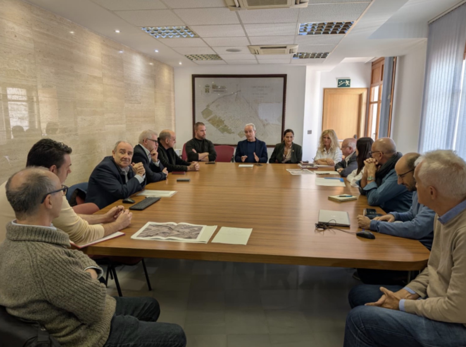 Ricardo Gabaldón preside una reunión para analizar la evolución de obras en el cauce y puente del río Magro